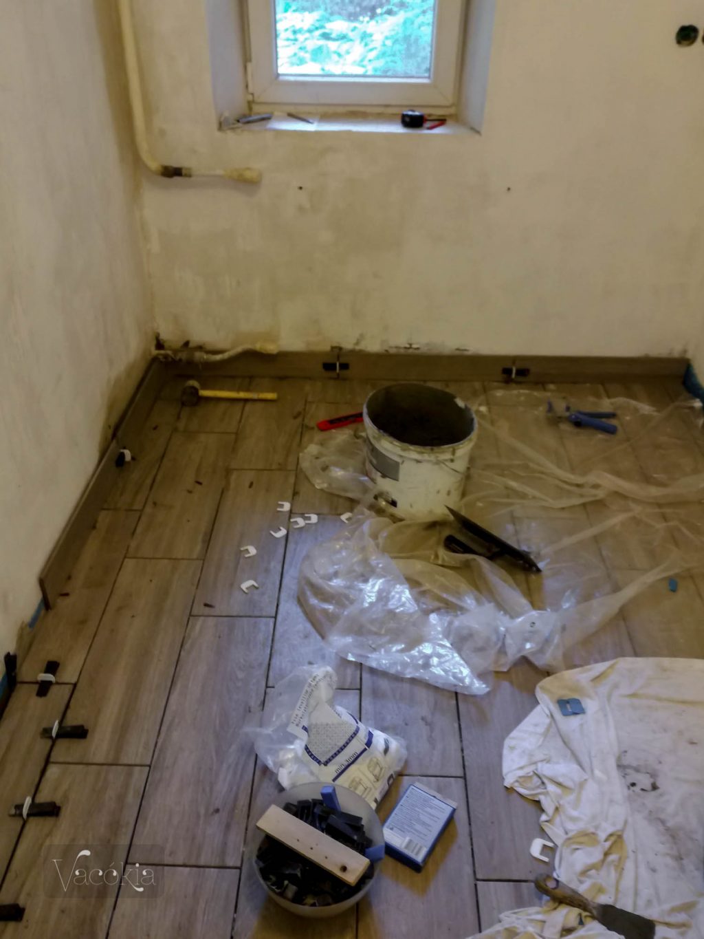 A 20 centi széles burkolatot félbevágva 10 centi magas lábazat készült