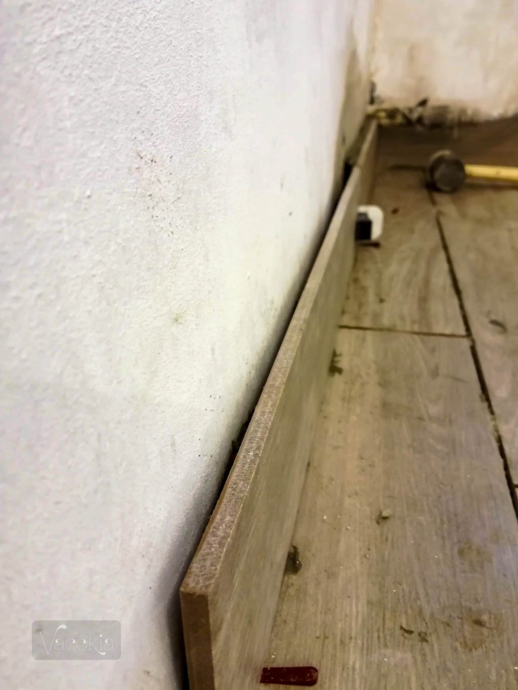 A fal egyenetlenségei kevésbé lesznek szembetűnőek a lábazat glettelése után