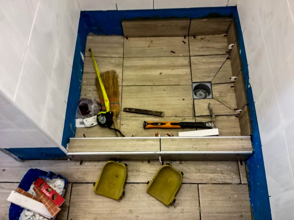 A belső lábazat a küszöb tetejéig ér