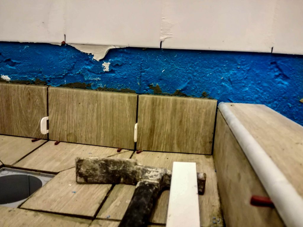 Oldalt felfelé fut a burkolat, és a fugavonal is a zuhanyzó alját követi