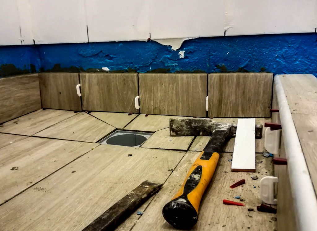 A sarokban látszik a fahatású csempe eltérő iránya