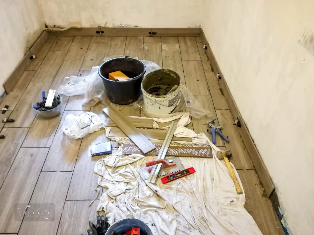 Már a fél lakás lábazata kész