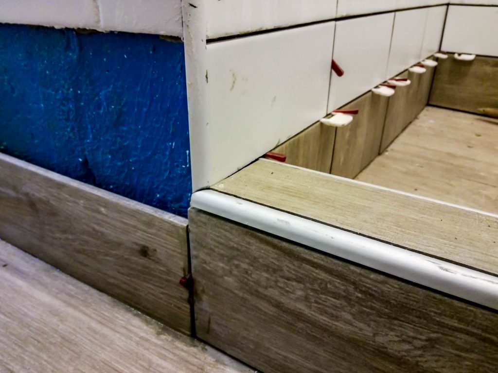 Az épített zuhanyzó néhány centivel magasabb, mint a lábazat...