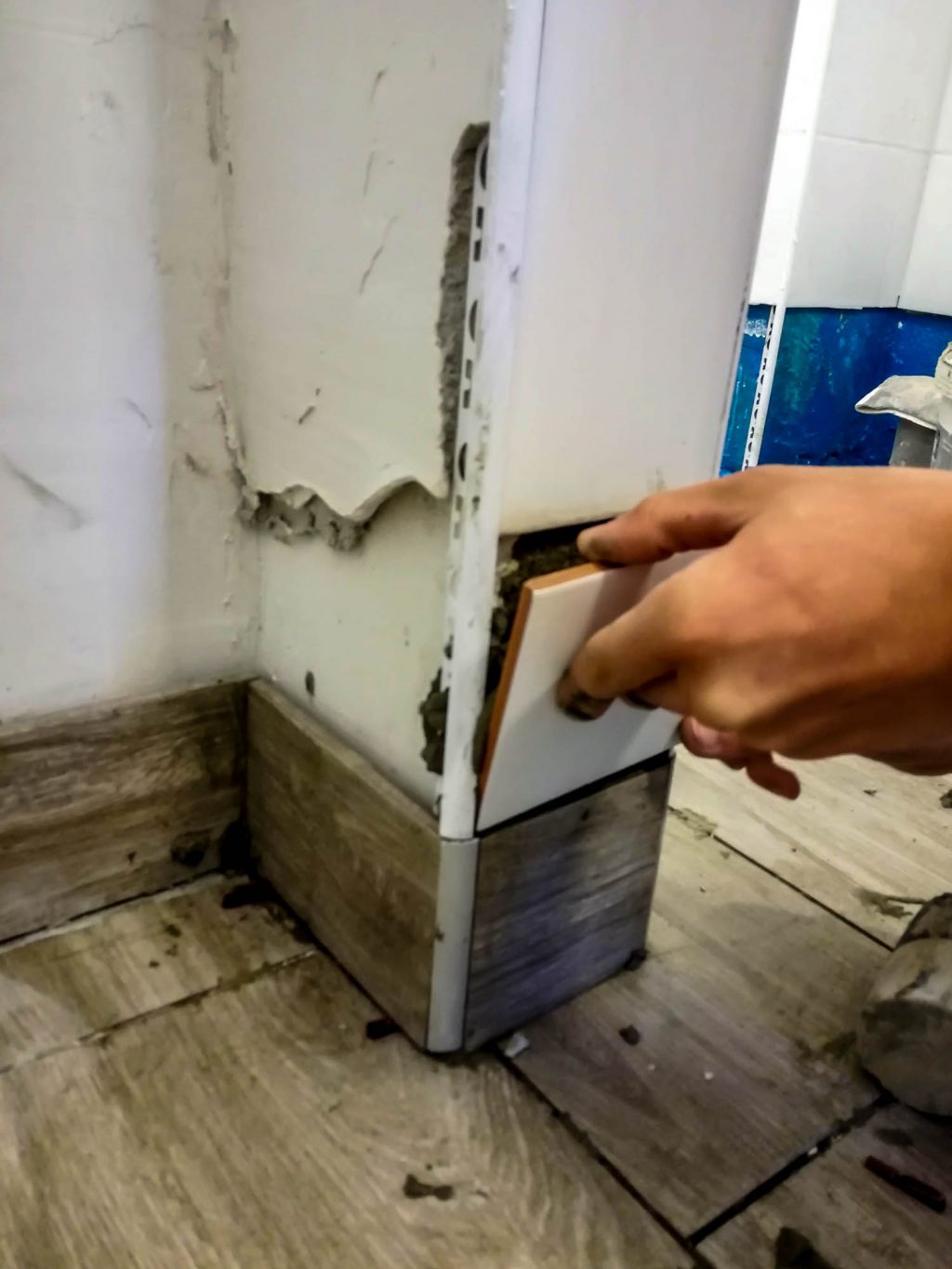 Bekerül az utolsó csempedarab a kis falra