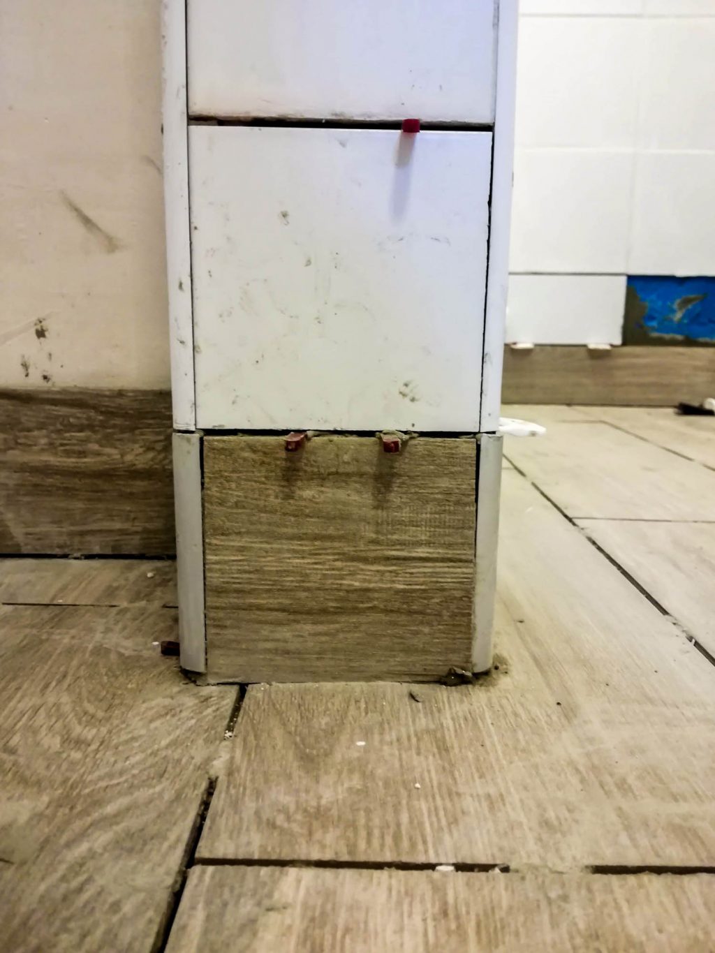 Ilyen lett a két különböző vastagságú burkolatból és élvédőből álló fal