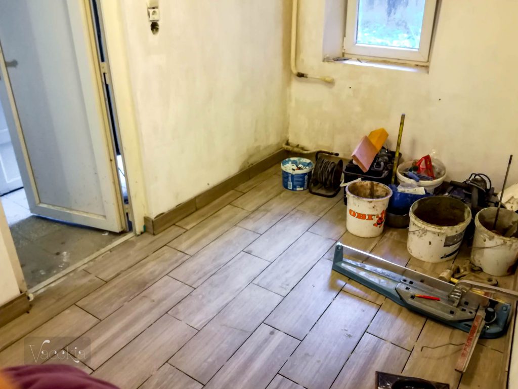 Kész a lábazat, lehet vakarászni a fölösleges csemperagasztót
