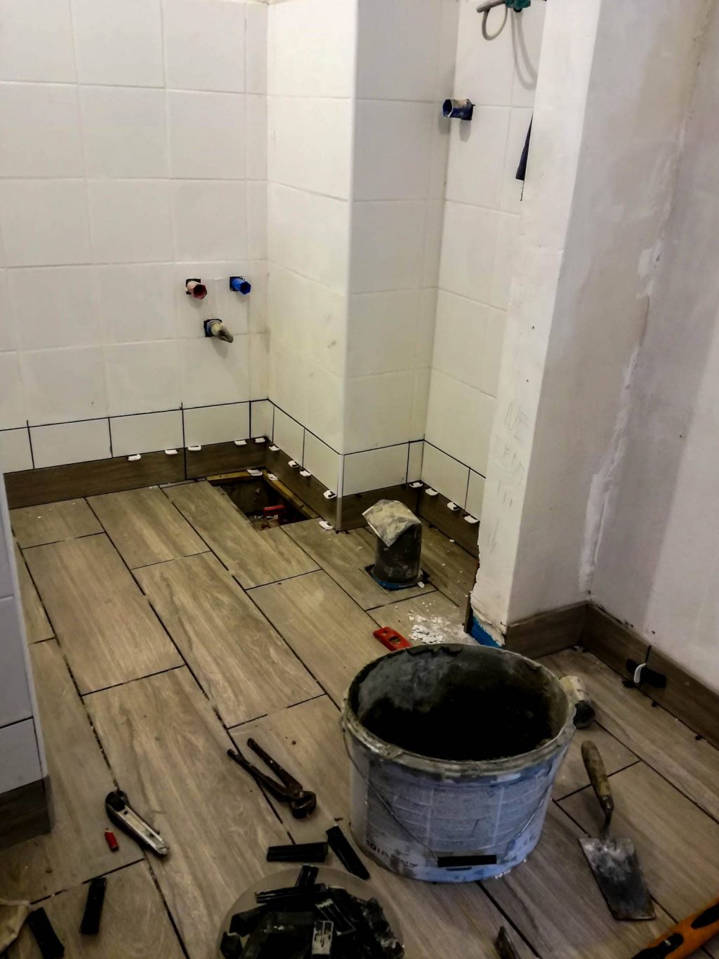 Közben halad a lábazat burkolása