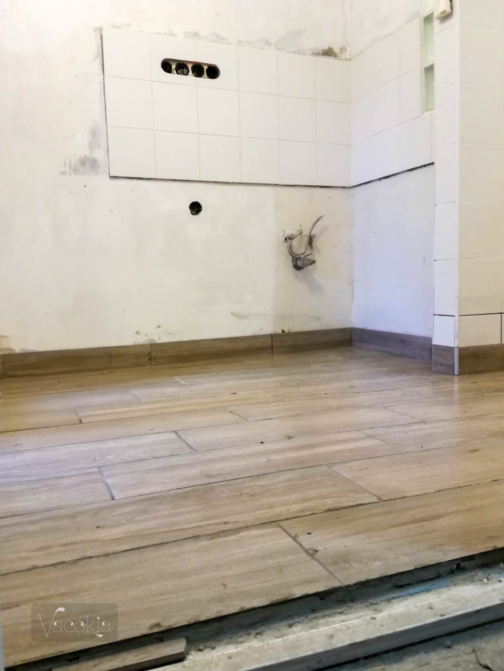 A fugázás utáni napon többször felmostam a padlót, hogy a burkolatról leszedjem a fölösleges fugát