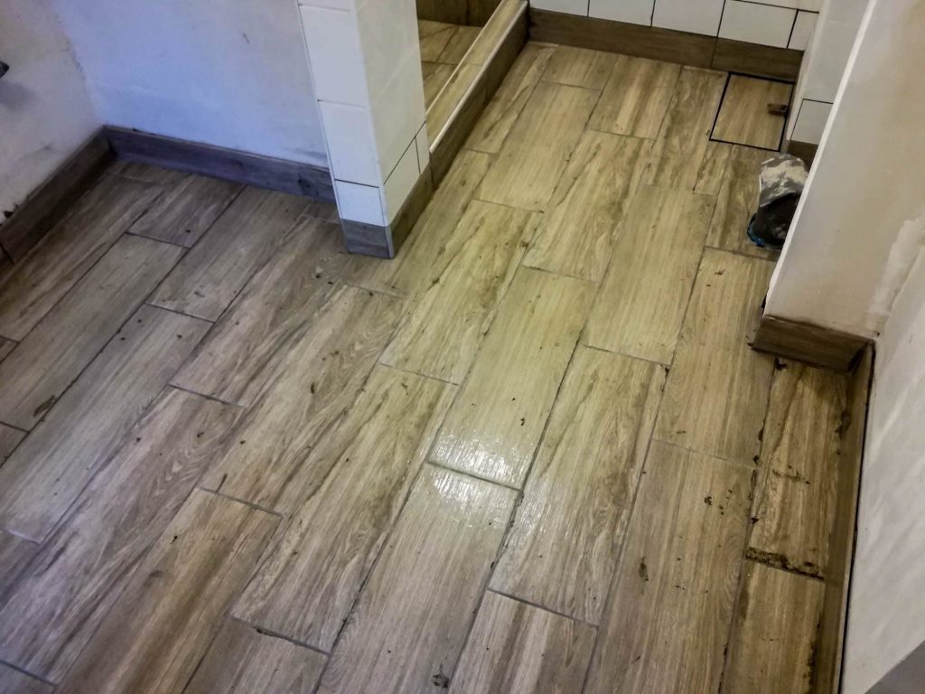 Távolról nézve ilyen lett a fürdőszoba