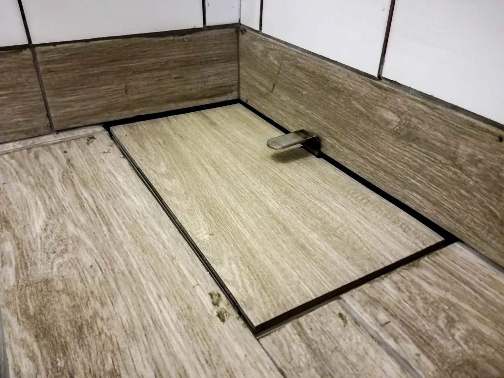 Közelről ilyen: egy fogantyúval lehet kiemelni az egészet, később körbeszilikonozzuk