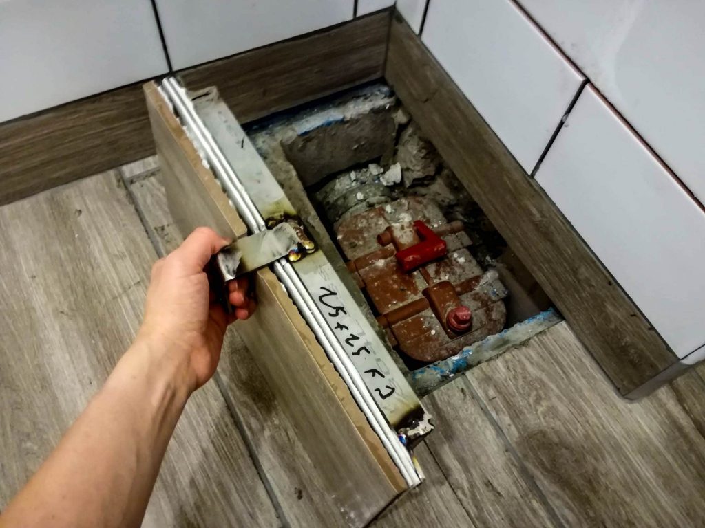 Ezt majd eltakarja a mosdószekrény, de marad hely a kinyitásra