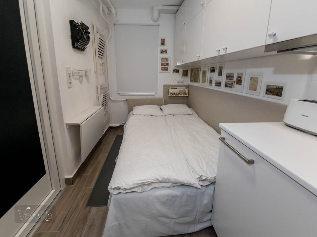 Nappaliból háló: kétszemélyes franciaágy (vagy óriáskanapé, ha kint maradnak a kanapé párnái)