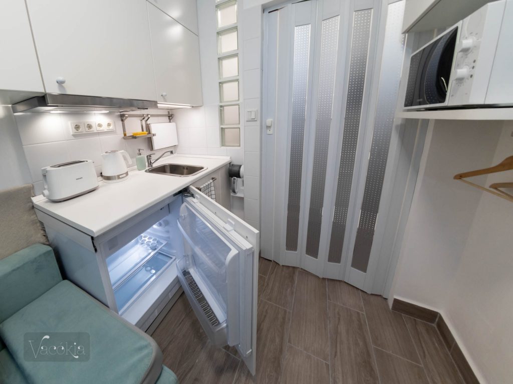 Egy méretes, fagyasztórekeszes hűtő is elfért. A csöpögtető direkt felhajtható, hogy helyet spóroljunk a pulton