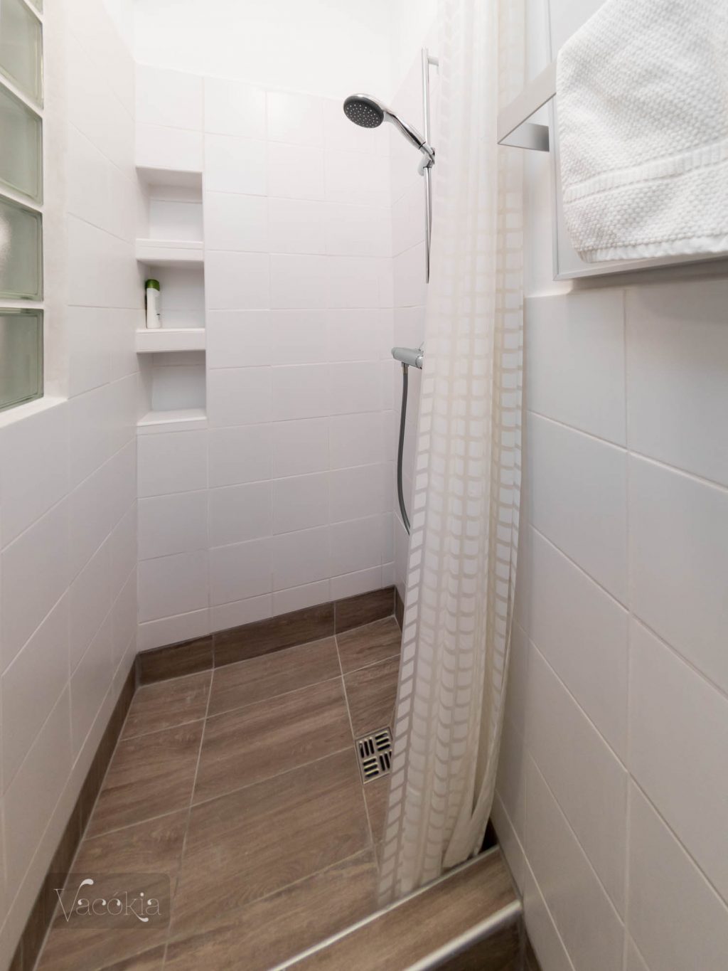 A 72×83 centis zuhanyzóba praktikus negatív polcokat terveztünk