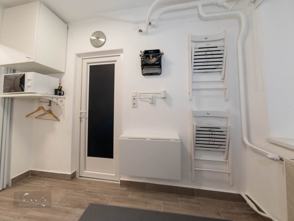 Az asztal fölé szereltünk egy működő, mechanikus írógépet és egy dimmelhető, mozgatható lámpát. A Picasso székekról már külön blogbejegyzést olvashatsz a blogon.