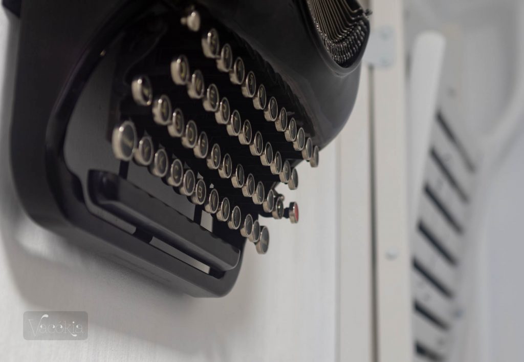 Működő Remington táskaírógép = falidísz