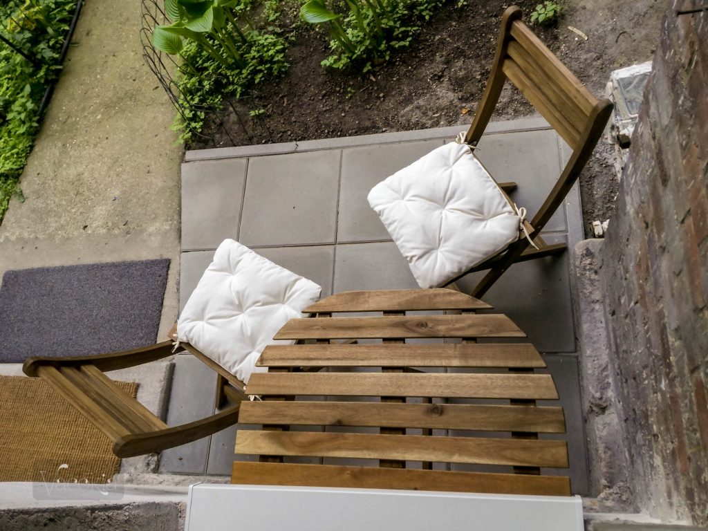 Lépőkövekkel vízszinteztük a talajt és felszereltük a lehajtható asztallapot