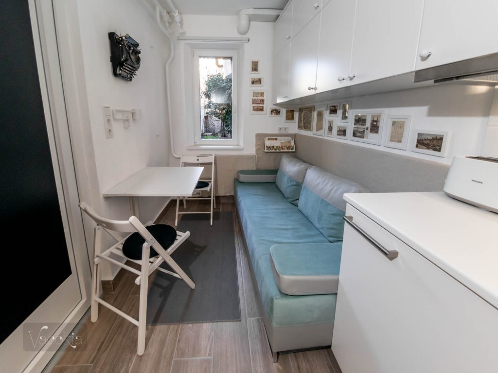 Ez a kislakás ~6 négyzetméteres nappali-teakonyhája